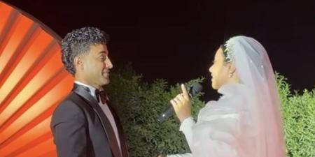 خطفت الأنظار بصوتها، ابنة الفنان صبحي خليل تبهر الحضور في حفل زفافها بالغناء لأنغام (فيديو) - المدينة برس