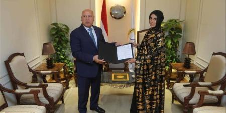 وزير النقل يكرم ليلى الأنصاري تقديرًا لموقفها الوطني في التصدي لرشق قطار بالحجارة - المدينة برس