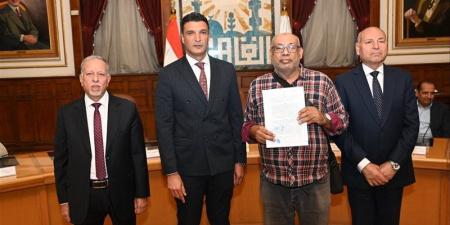 وزير الصناعة ومحافظ القاهرة يسلمان 40 عقد تقنين أوضاع لمصانع وورش بـ"شق الثعبان" - المدينة برس