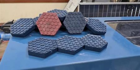 طلاب هندسة أسيوط ينجحون في تحويل المخلفات البلاستيكية إلى بلاط "إنترلوك" - المدينة برس