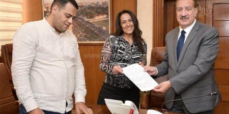 محافظ بورسعيد يوقع عقود تمليك أراضي لـ6 مصانع بالمنطقة الصناعية (صور) - المدينة برس