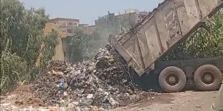 استياء بين أهالي السنطة بالغربية لقيام سيارات تابعة للوحدة المحلية بإلقاء القمامة في النيل (فيديو وصور) - المدينة برس