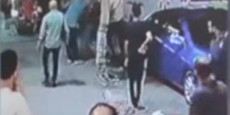 بسبب أولوية المرور في حلوان، مشادة الشارع تنتهي بجرح في الوجه وسقوط السائق (فيديو) - المدينة برس