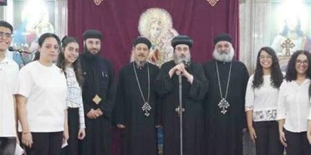 الأنبا فيلوباتير يكرم خدام وأبناء كنائس أبو قرقاص خلال الاجتماع العام - المدينة برس