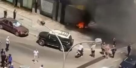 تكسير واجهات البنوك وإشعال النيران، تحركات احتجاجية للمودعين أمام مصارف شرق بيروت (فيديو) - المدينة برس