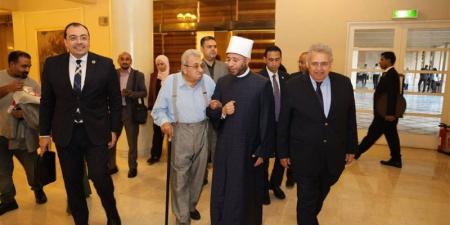 الأزهري يشيد بمسيرة الفنان فاروق فلوكس ويؤكد: "نهضة الأمم تبدأ من الأسرة الواعية" (صور) - المدينة برس