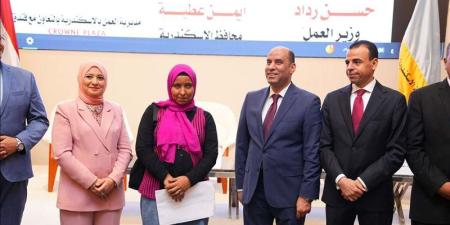 حسن رداد ومحافظ الإسكندرية يسلمان عقود عمل ويكرمان أوائل التدريب المهني - المدينة برس