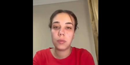 الحكاية الكاملة لأزمة مضيفة واقعة طائرة سوهاج، سارة البيلي تنمرت على أهل الصعيد فطالبوا بفصلها.. الشركة أوقفتها عن العمل.. الفتاة تعتذر بعد دخول والدتها المستشفى، ومحمد علي خير: سامحوها ولا تعدموها - المدينة برس