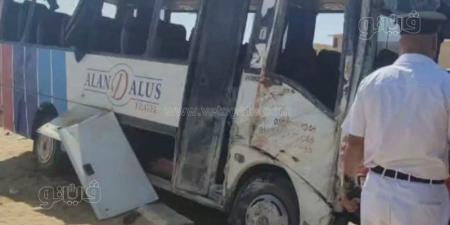 مصرع شخص وإصابة 17 آخرين في انقلاب أتوبيس بالكيلو 74 على طريق مطروح الساحلي - المدينة برس