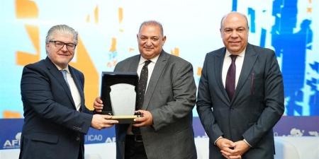 وزير الطيران يكرم محمد رحمة بعد توليه منصب المدير الإقليمي للإيكاو بالشرق الأوسط - المدينة برس