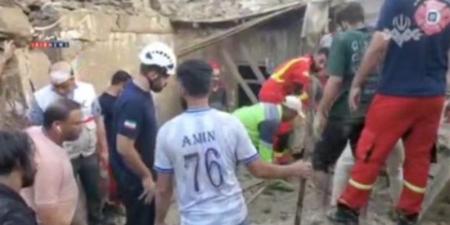 لحظة إنقاذ مصابين والبحث عن عالقين تحت الأنقاض في استهداف أمريكي لمنطقة سكنية بجزيرة قشم (فيديو) - المدينة برس