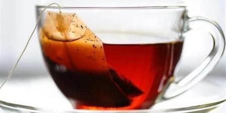 نشارة خشب وزرنيخ ومكواة ملايات، كواليس تصنيع الشاي المغشوش وطرق اكتشافه في منزلك - المدينة برس