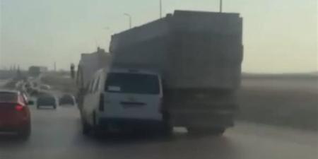 كان بيصور تهور السائق.. فيديو يوثق لحظة اصطدام «تريلا» بسيارة مصورها وميكروباص - المدينة برس
