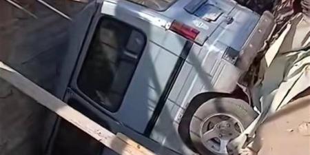 انزلاق سيارة سوزوكي بجوار مبنى تحت الإنشاء في قرية الرملة ببنها.. والأهالي يتدخلون سريعًا - المدينة برس