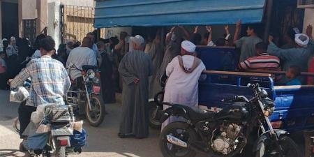 تحت حرارة 43 درجة، أهالي فرشوط بقنا يشتكون من تخصيص شباك واحد لشحن كروت الكهرباء - المدينة برس