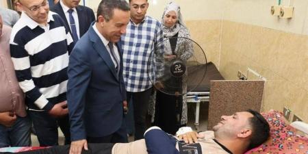 بعد التعدي عليه أثناء عمله، محافظ المنوفية يزور نائب رئيس حي شرق بالمستشفى - المدينة برس