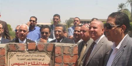 نقيب الصحفيين يضع حجر الأساس للنادي النهري بأسيوط - المدينة برس