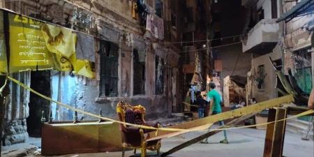 نظرة حسرة والبحث عن أشياء تحت الركام، آخر ما تبقى من عقار الجمرك المنهار بالإسكندرية (صور) - المدينة برس
