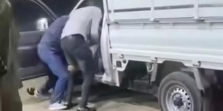 واقعة فيديو "واخد مراتي وبيديها بودرة"، الأمن يكشف ملابسات خطف شاب بالقوة وسط الشارع بالبحيرة (فيديو) - المدينة برس