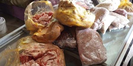 بعد واقعة الصراصير والحشرات، ضبط لحوم فاسدة داخل معمل مطعم شهير في أسوان (صور) - المدينة برس