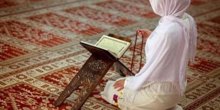 بعد أزمة المطعم الشهير، ما حكم صلاة المرأة في الأماكن العامة؟ - المدينة برس
