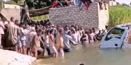 لحظات توثق شهامة أهالي أبوقرقاص في انتشال سيارة من المياه بالمنيا (فيديو) - المدينة برس