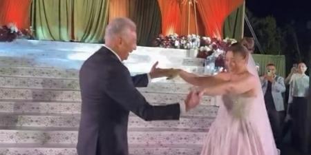 محمود حميدة يرقص مع ابنته في حفل زفافها على أغنية "ولا يا ولا" (فيديو) - المدينة برس