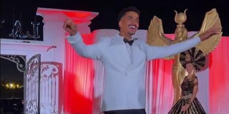وصلة رقص لحسام عبد المجيد وعروسته في حفل زفافه - المدينة برس