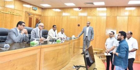 محافظ الأقصر يبحث 50 طلبًا وشكوى خلال لقاء اليوم المفتوح - المدينة برس