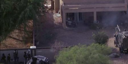 مجهول يتحصن في منزل ويتبادل إطلاق النار مع الشرطة في كاليفورنيا الأمريكية (فيديو) - المدينة برس