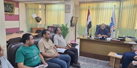 وكيل صحة قنا يعقد اجتماعا مع مسؤولي الطب العلاجي ومديري المستشفيات لمتابعة انتظام الخدمات (صور) - المدينة برس