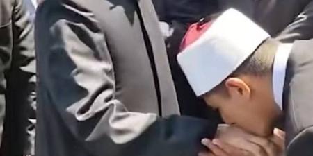 بعد واقعة وزير الأوقاف، ما حكم الشرع في تقبيل يد المشايخ والعلماء - المدينة برس