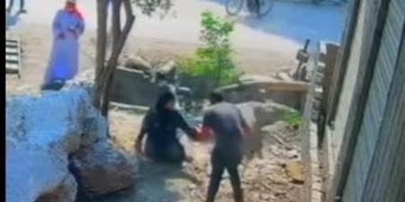 فيديو يوثق اعتداء 3 أشخاص على سيدتين في الدقهلية والأجهزة الأمنية تكشف ملابسات الواقعة - المدينة برس