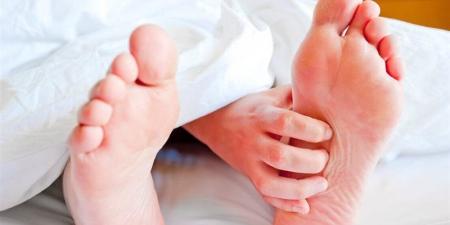 10 أسباب تؤدي إلى سخونة القدمين ليلا - المدينة برس