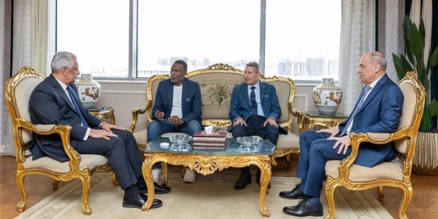 جمبلاط يلتقي المدير الفني للفريق الأول لكرة القدم بنادي الإنتاج الحربي - المدينة برس