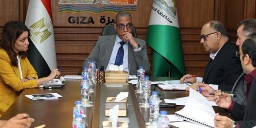 خلال اجتماعه برئيس حي جنوب، محافظ الجيزة يشدد على تكثيف حملات النظافة والإشغالات - المدينة برس