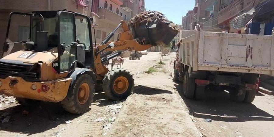 رفع 148 طنًا من المخلفات بقرى صدفا في أسيوط - المدينة برس