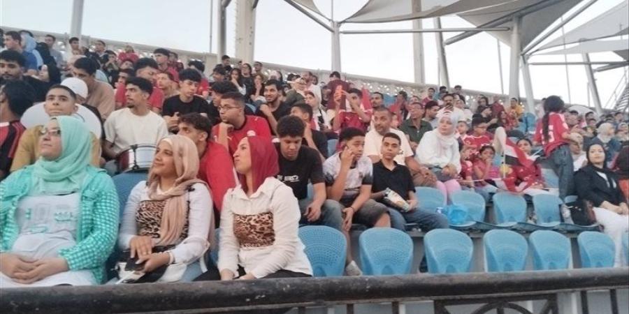 صور الرئيس السيسي تزين احتفالات الجماهير المصرية باستاد الإسكندرية - المدينة برس