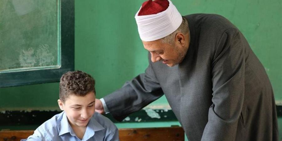 اليوم، امتحان اللغة "الإنجليزية" لطلاب القسم العلمي للثانوية الأزهرية - المدينة برس