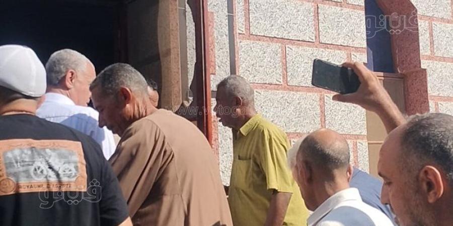 تنفيذًا لوصيته، دفن عمرو حلمي وزير الصحة الأسبق بمقابر أسرته في كفر الجاورشي بالشرقية (صور) - المدينة برس