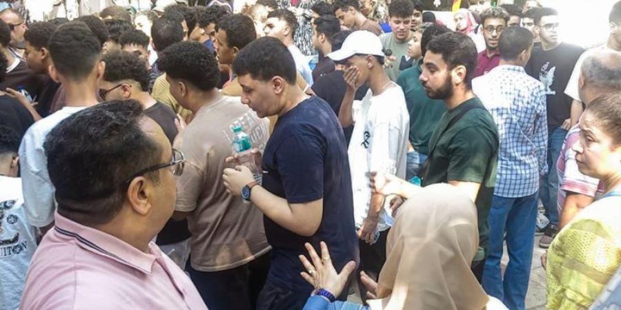 طلاب الثانوية العامة بأسيوط يحملون زجاجات المياه لمواجهة ارتفاع الحرارة قبل دخول اللجان (فيديو) - المدينة برس