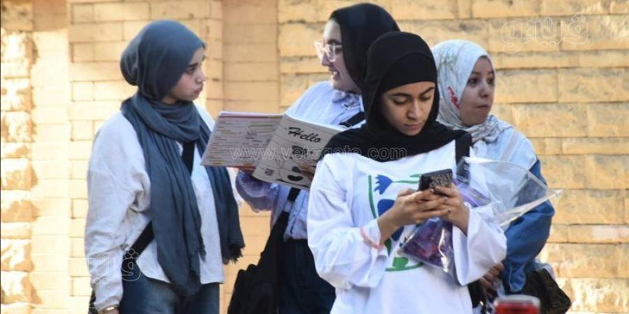 طلاب الثانوية العامة في مراجعة أخيرة أمام اللجان قبل بدء امتحان اللغة العربية (صور) - المدينة برس