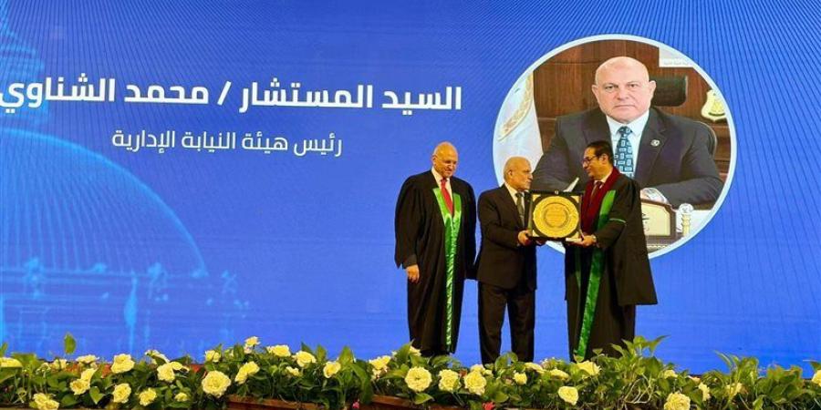 تكريم رئيس هيئة النيابة الإدارية خلال احتفالية كلية الحقوق بجامعة القاهرة - المدينة برس