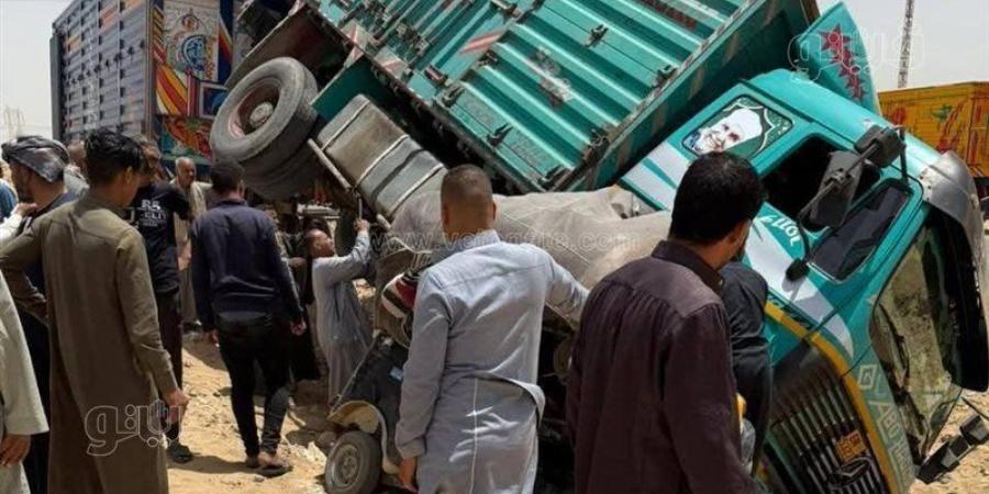بينهم طفلة، إصابة 4 أشخاص في تصادم توكتوك بسيارة نصف نقل بالسنبلاوين - المدينة برس