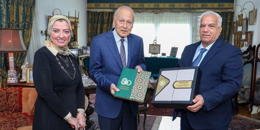 أبو الغيط يتسلم أول نسخة من كتاب "جامعة الدول العربية.. ثمانون عاما" - المدينة برس