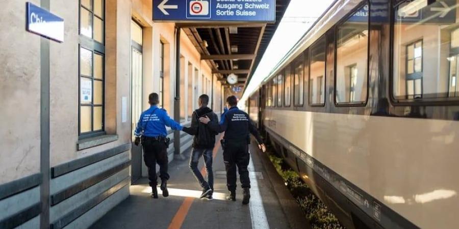 الجزائريون أول المرحلين من أوروبا - بوابة المدينة برس