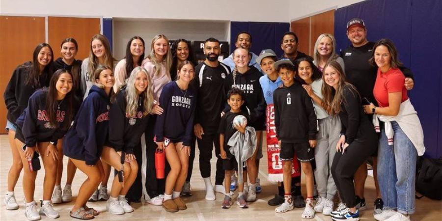 قميص منتخب مصر وصور جماعية إهداء لجامعة جونزاجا في "سبوكين" (صور) - المدينة برس