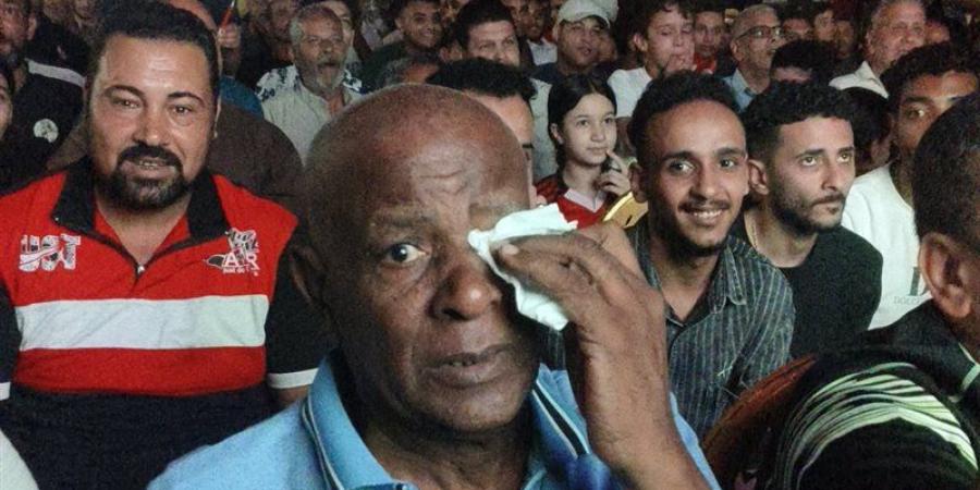 دموع الفرح على وجه الكابتن ثروت فرج لحظة إحراز الهدف الأول لمنتخب مصر - المدينة برس