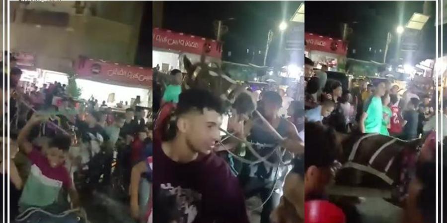 بعربات الكارو، شباب أسيوط يطوفون الشوارع احتفالا بتأهل مصر لدور الـ 16 (فيديو) - المدينة برس