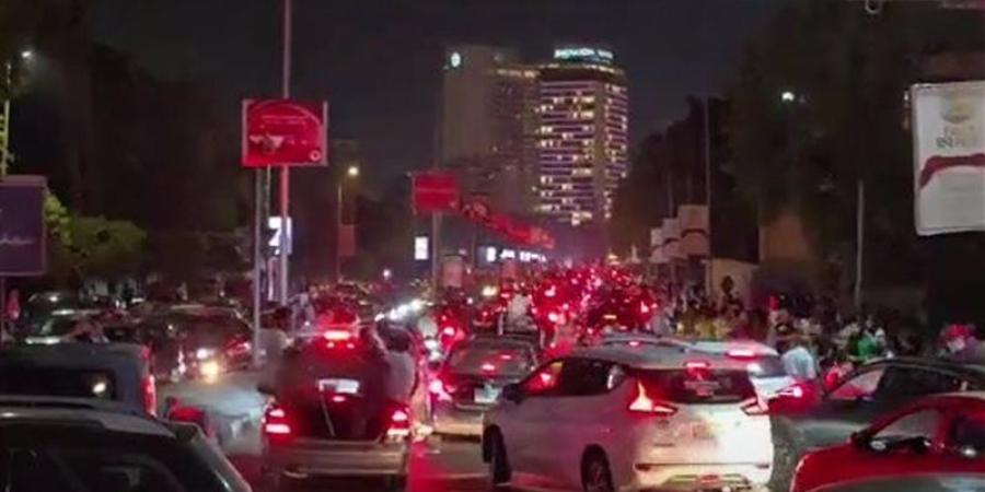احتفالات المصريين بتأهل مصر لدور الـ 16على كوبري قصر النيل (فيديو) - المدينة برس